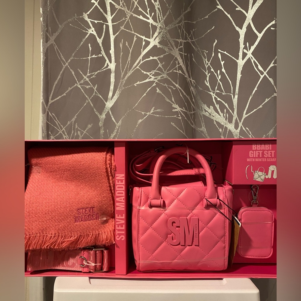 BNIB Steve Madden Viral Bbabi Crossbody Gift Set in Barbie Pink - Picture 1 of 5
